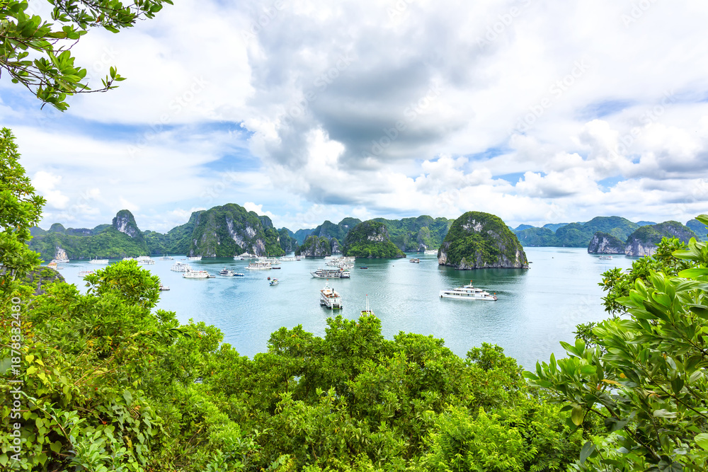Obraz premium An open water view of the dramatic Ha Long Bay, Vinh Ha Long, a UNESCO World Heritage site