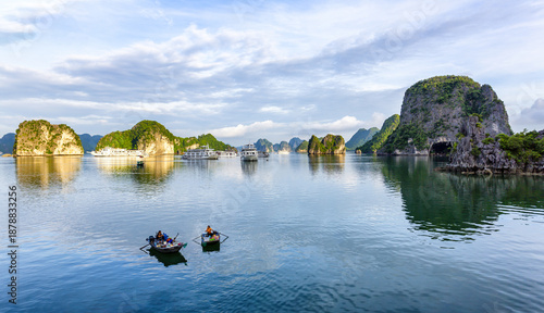 Foto An open water view of the dramatic Ha Long Bay, Vinh Ha Long, a UNESCO World Her
