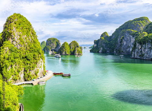 Cuadro en lienzo An open water view of the dramatic Ha Long Bay, Vinh Ha Long, a UNESCO World Her