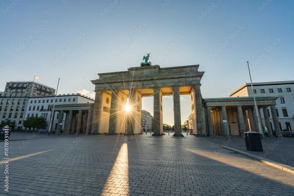 Fototapeta premium The famous Brandenburg gate at sunrise in Berlin. Germany