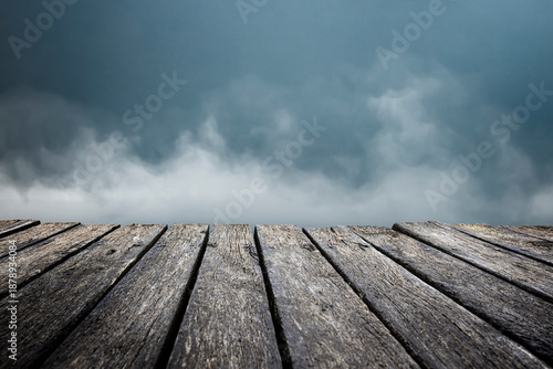 Verwitterte Holzveranda aus alten Holzdielen vor Nebelhintergund