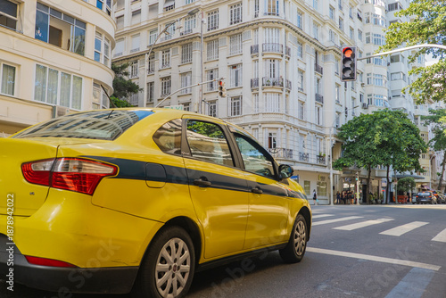 Fotografia Taxi em rua do bairro Copacabana, no Rio de Janeiro, Brasil