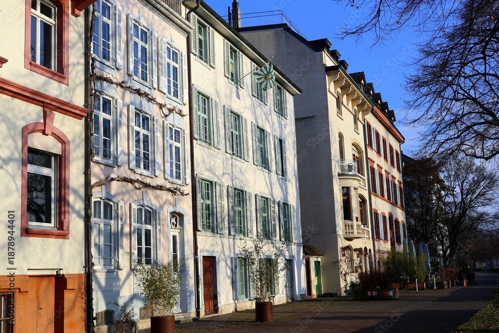 Obraz premium Häuser am Oberen Rheinweg in Basel in der Wintersonne