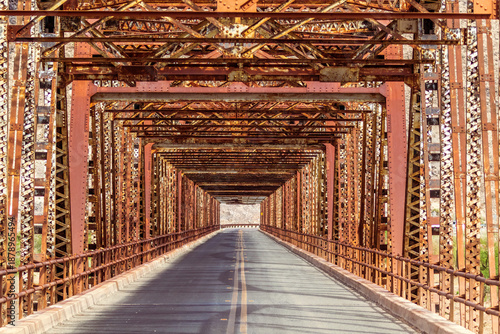 Valokuva Old black and white bridge in arizona spanning a river