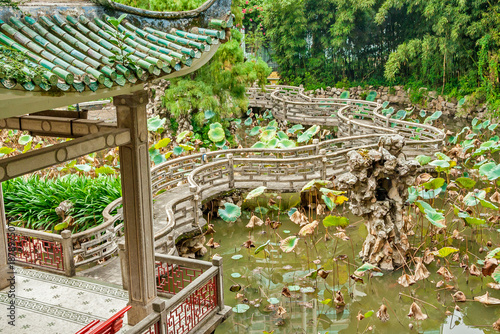 Fotografia China - Macau - The beautiful pond curved stone trail among the lotus plants with the traditional chinese pavilion in the Lou Lim leoc garden, Sao Lazaro parish