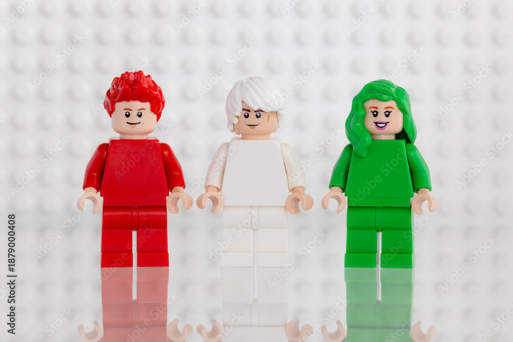 Obraz premium Dortmund - Deutschland 16. Januar 2026 Lego Drei Minifiguren in den Farben rot weiß und grün - Studio Aufnahme