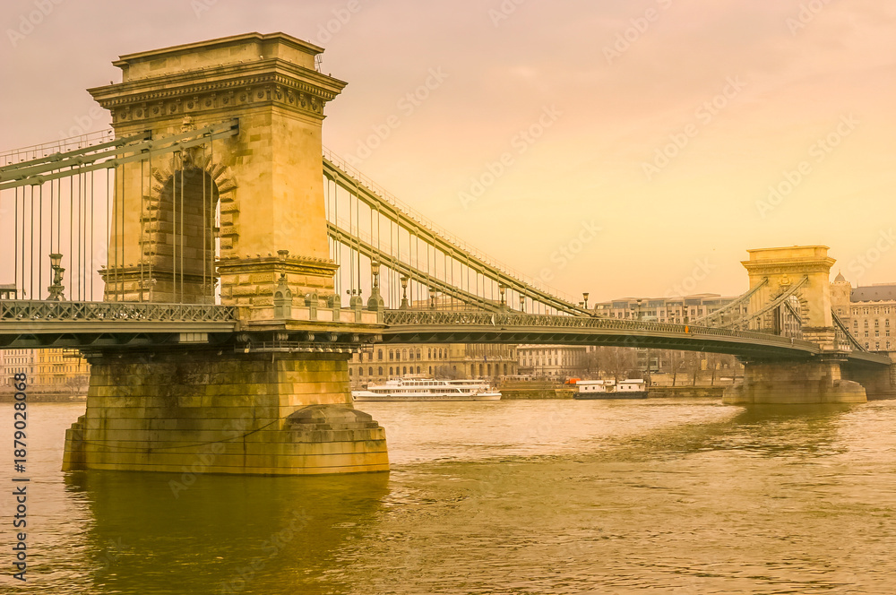 Obraz premium The Chain bridge in Budapest, Hungary