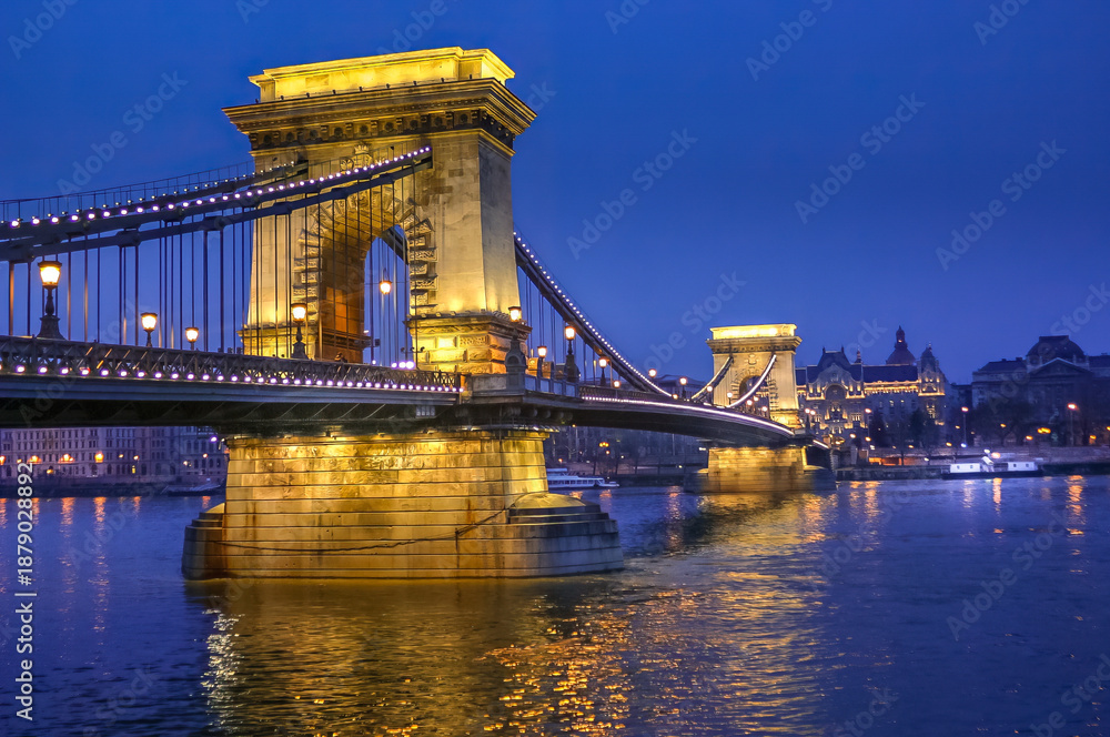 Obraz premium The Chain bridge in Budapest, Hungary