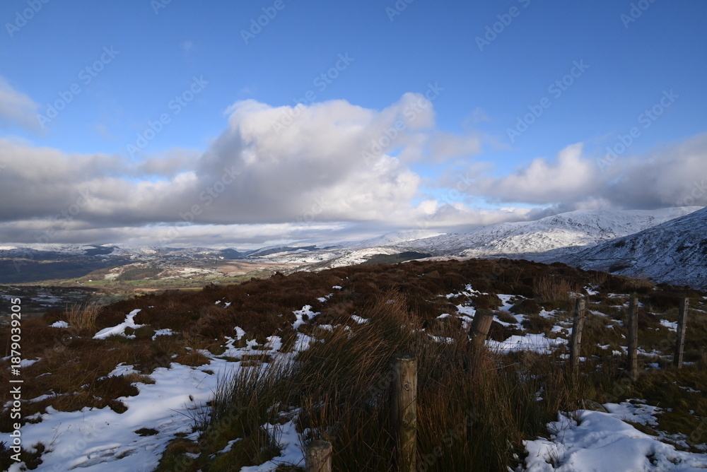 Obraz premium a view walking up a snowy Cadair Idris in south Gwynedd, wales from the mach loop