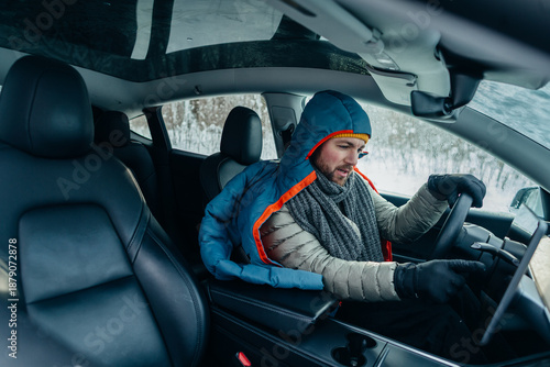 Canvas-taulu Electric car driver battling winter cold inside