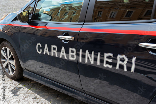 Fotografie Gros plan d'un marquage CARABINIERI écrit en Italien sur le côté d'un véhicule