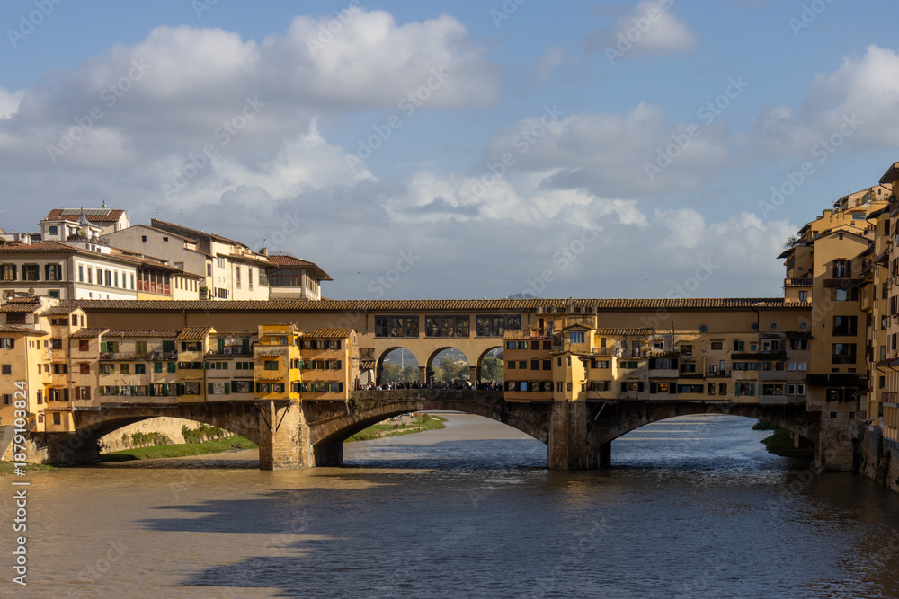 Obraz premium Ponte Vecchio in Florence, a historic medieval bridge over the Arno River, famous for its historic shops and cultural significance. Italy
