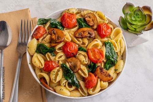 pasta shells  with spinach, tomatoesand mushrooms