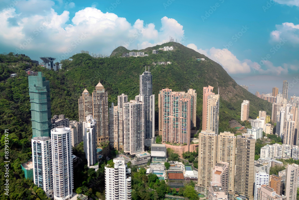 Obraz premium Residential area with high-rise buildings and skyscrapers against the backdrop of Victoria Peak, beautiful landscape of nature and parks, urbanism