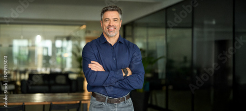 Foto Happy confident professional businessman of middle age, mature business owner, company manager ceo executive at work