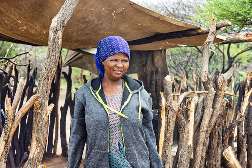 Foto old african woman in front of Traditional African outdoor kitchen cooking area i