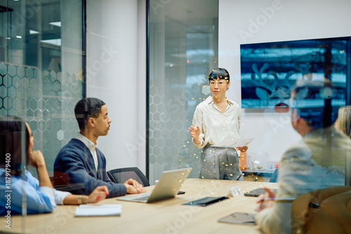 Fotografi Asian businesswoman presenting ideas and leading discussion with diverse colleag
