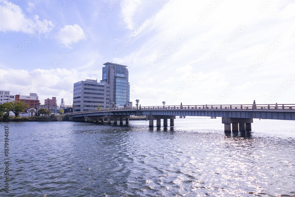 Fototapeta premium 大橋川にかかる松江大橋