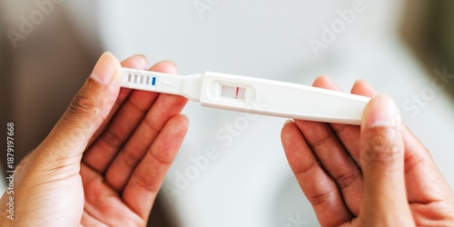 Εκτύπωση καμβά Close-up of hands holding a pregnancy test with a positive result