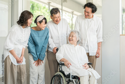 Fotografía Family members, three-generation families visiting a nursing home, care facility