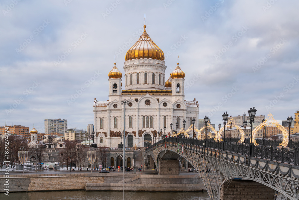 Fototapeta premium Cathedral of Christ the Savior and the Patriarchal Bridge from the Beresnevskaya embankment of the Moskva River on a sunny winter day, Moscow, Russia