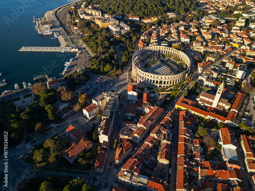 Foto Epic aerial view of Pula Arena Roman amphitheater at sunset
