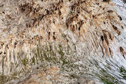 Foto Detailed travertine rock formations on the underside of the Tonto Natural Bridge