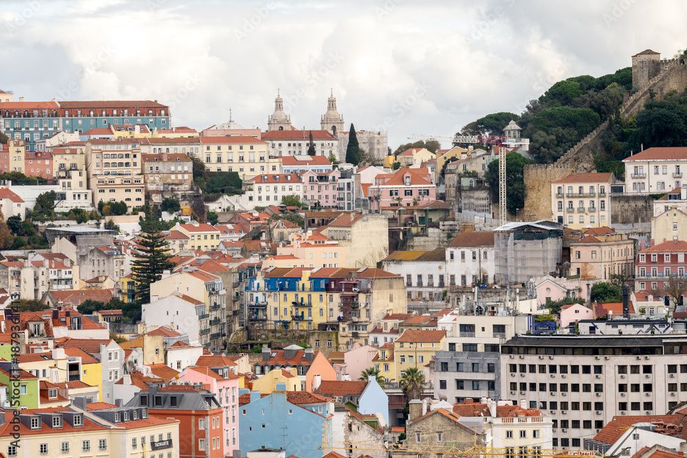 Obraz premium Alfama hillside buildings with Sao Jorge Castle walls