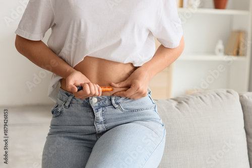 Cuadro en lienzo Young woman injecting herself with hormones for IVF at home, closeup