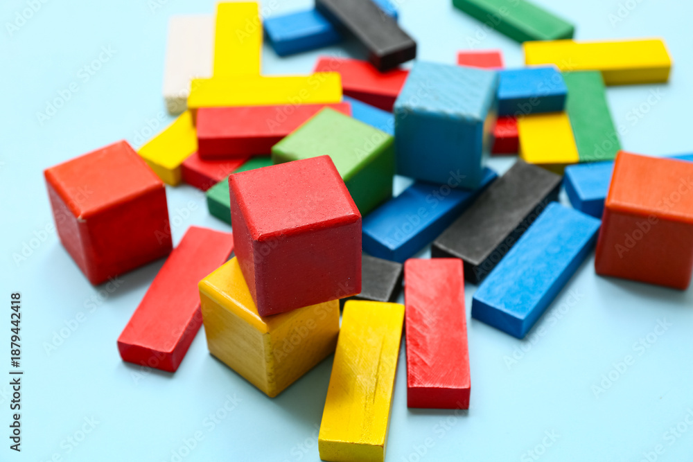 Obraz premium Heap of colorful building blocks on color background, closeup