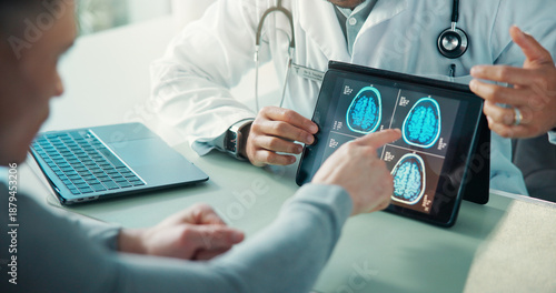 Canvas-taulu Hands, tablet and brain scan with doctor, patient and screen for diagnosis at hospital