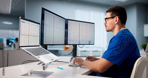 Billede på lærred Hispanic Medical Billing Auditor Using Spreadsheet