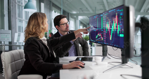 Schilderij op canvas Male Financial Agent Trading On Multiple Screens
