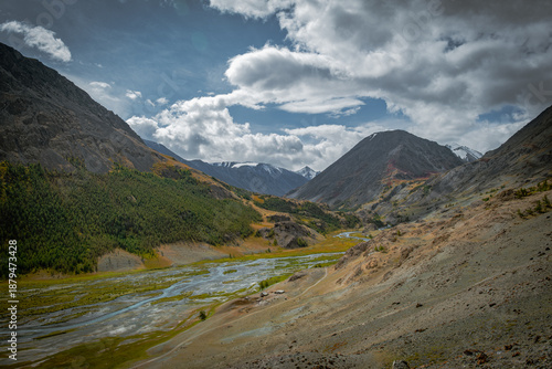 Fotografie Scenic autumn mountain landscape with a turquoise river valley in the Altai Mountains