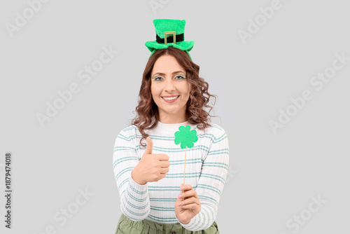 Happy woman with paper clov...