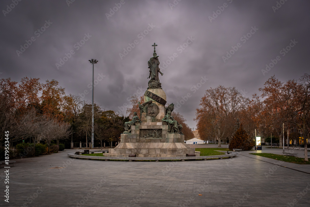 Naklejka premium Ciudad de Valladolid al anochecer con luces enigmáticas y misteriosas 