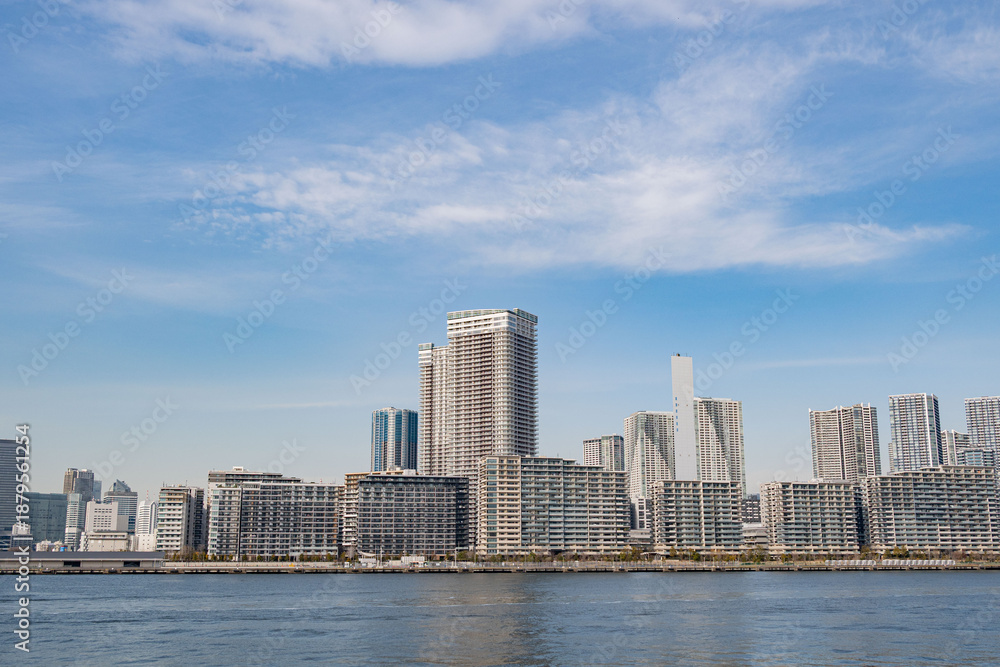 Fototapeta premium 東京湾越しの高層マンション郡
