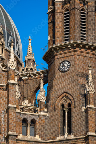 Die verwinkelten Türme der denkmalgeschützten Wiener Kirche 