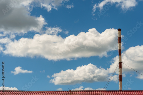 Φωτογραφία A smokeless factory chimney against the sky and clouds