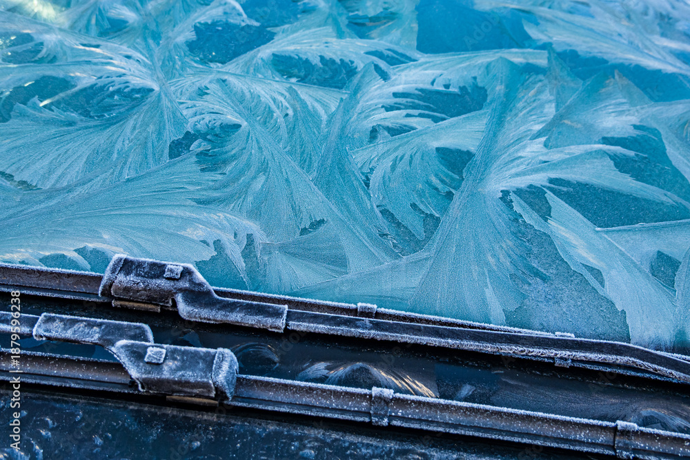 Naklejka premium Frost forms on a car windshield during a cold morning in winter