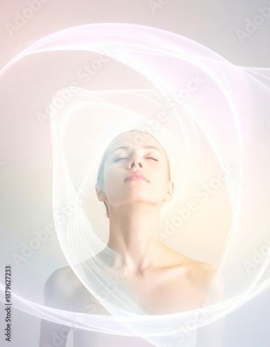 やわらかな光に包まれて目を閉じリラックスする女性のウェルネスコンセプト, AI生成画像