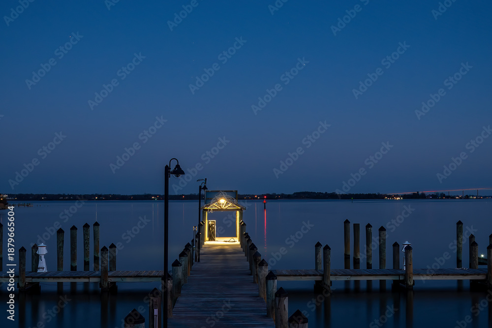 Naklejka premium Solomons, Maryland, USA An illuminated pier at night on the Patuxent River.