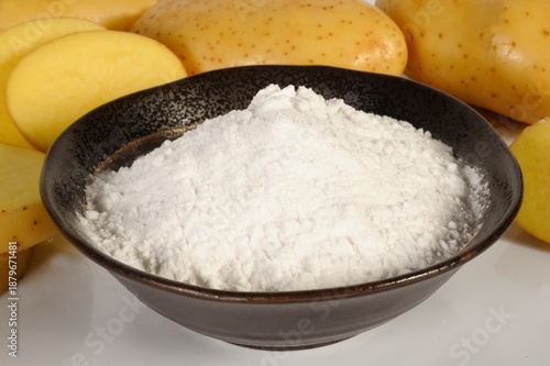 Photos potato starch in a bowl