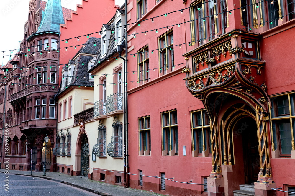 Fototapeta premium Franziskanerstraße in Freiburg in der Weihnachtszeit
