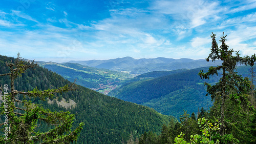 Auf dem Wanderweg Sentier des Roches (Felsenpfad) am Col de la Schlucht im Elsass	mit Blick ins Munstertal