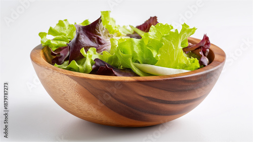 木製ボウルに盛られた新鮮なサラダ（切り抜き）