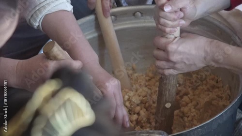 味噌作りをする女性