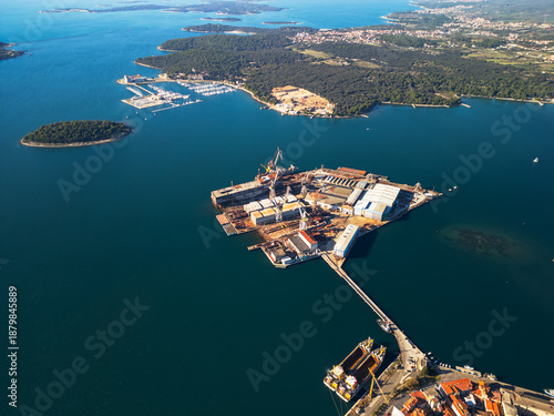Tableau sur toile Epic aerial panorama of Uljanik 
shipyard island in Pula