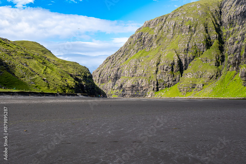 Fotografi Saksun village and Waterfall - Faroe Islands. Black sandy beach