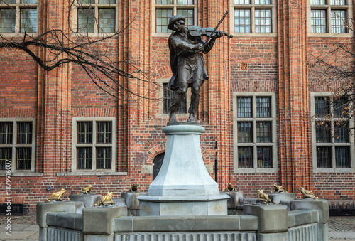 Fototapeta Statue of the Raftsman on a fountain lcated on Old Town market square in Torun c